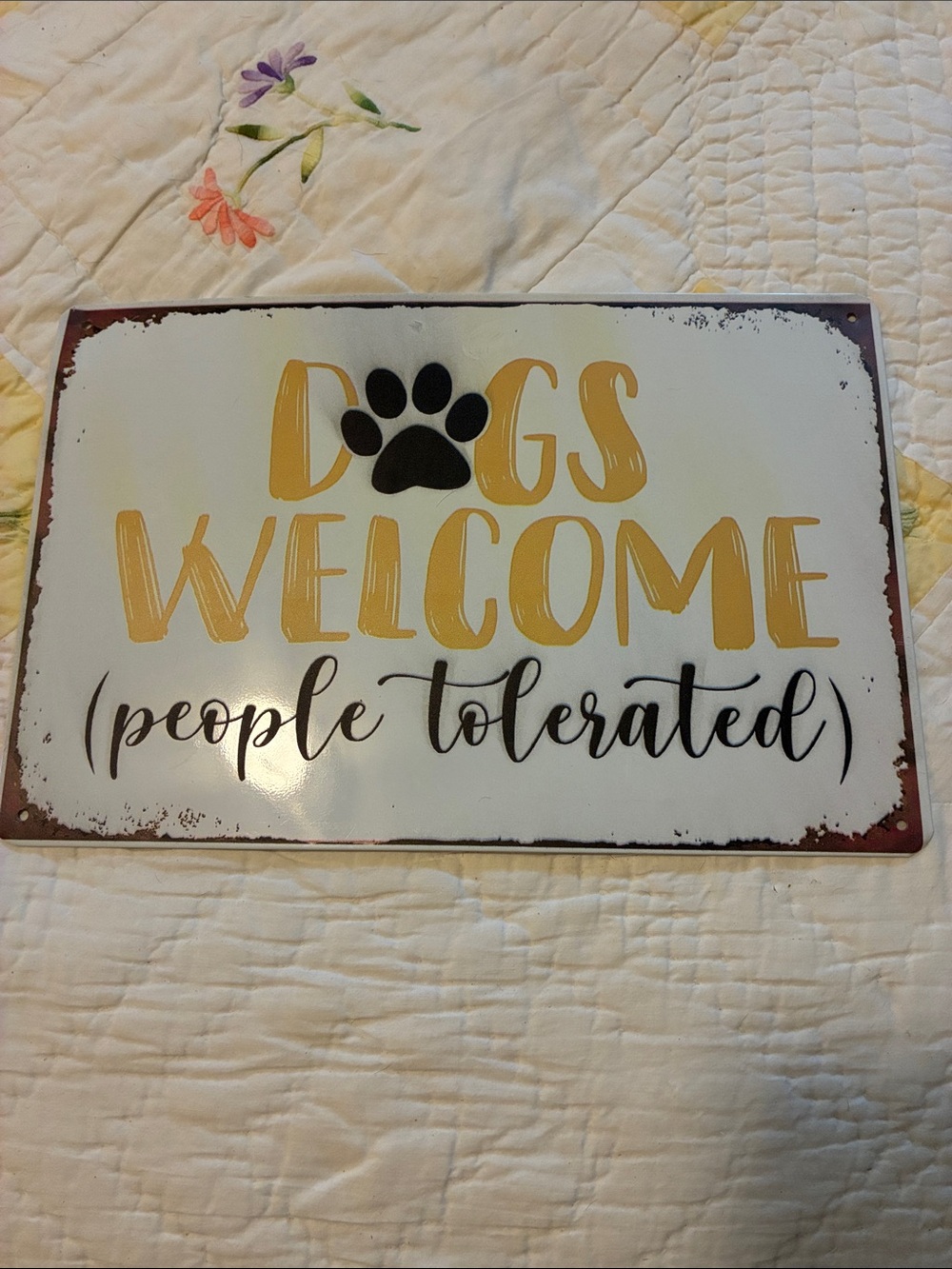 Dogs Welcome Wall Sign – Yellow and Black Paw Design